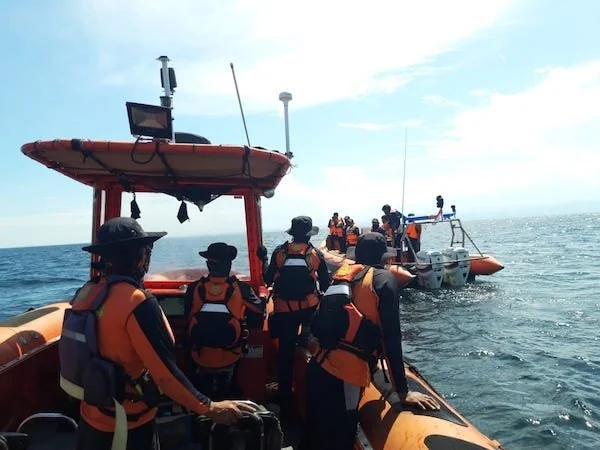Tim SAR Gabungan saat melakukan upaya pencarian tiga ABK KM Asia Mulia yang tenggelam di Perairan Jeneponto. (Ist).