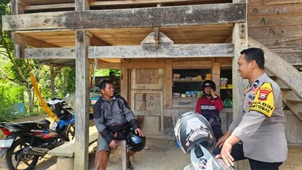 Bhabinkamtibmas diharapkan terus menjalin komunikasi dan membangun kedekatan dengan masyarakat, sehingga tercipta kerja sama yang baik dalam menjaga keamanan dan ketertiban di lingkungan masing-masing (Dok: Ist)