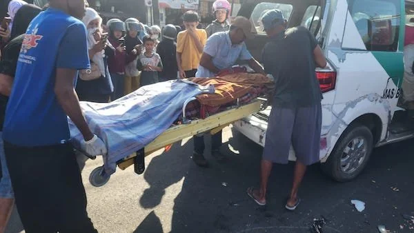 Jasad Nur Jannah saat dinaikkan ke Mobil Ambulance (Ist).