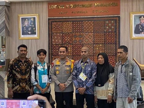 Casis Bintara Polri, Kiki Wulandari saat mendatangi Mapolda Sulsel (Dok: Atri KabarMakassar).