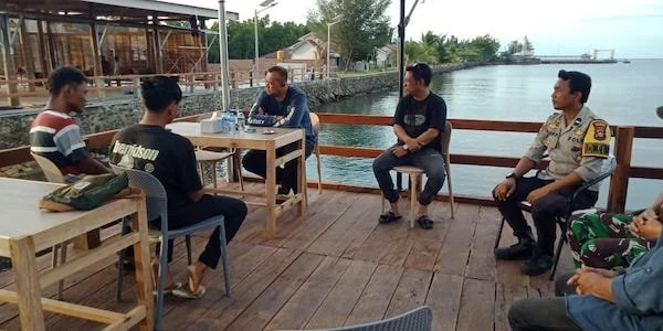 Kapolda Sulbar Irjen Pol Adang Ginanjar saat menemui 2 warga Jawa Barat(dok:Ist)