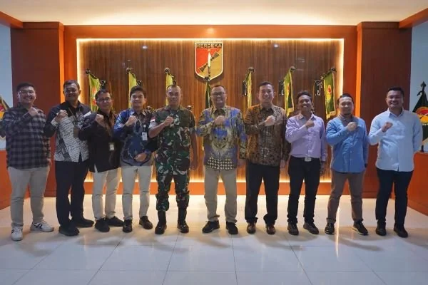 Pertamina Patra Niaga Regional Sulawesi melakukan kunjungan silaturahmi ke Markas Kodam XIII/Merdeka di Manado, Sulawesi Utara. Dok. Ist