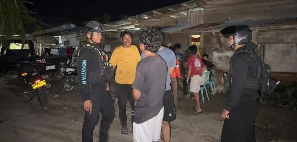 Tim Patmor Polresta Mamuju saat berada di tkp dan mengamankan pria yang membawa sebilah parah. Dok. Ist