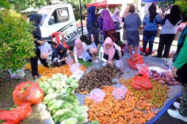 Pemkab Gowa saat menggelar Pasar Tani untuk menjaga stabilitas harga pangan (Dok : Ist).
