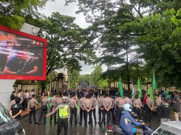 Aliansi Mahasiswa Wija To Luwu menggelar aksi demonstrasi di depan Markas Kepolisian Daerah Sulawesi Selatan (Mapolda Sulsel). (Dok. Ist)
