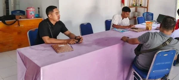 Penyidik Satreskrim Polresta Mamuju saat mencari tersangka di Kantor dan Rumah pribadinya (dok:ist)