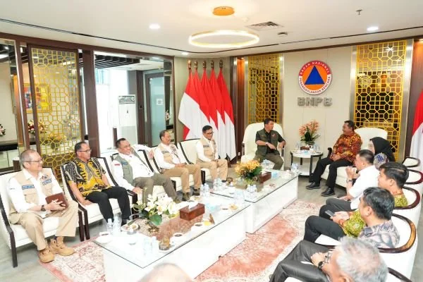Pj Gubernur Sulbar Bahtiar saat mengantar Bupati Mamuju dan Majene bertemu BNPB  (Dok : Ist).