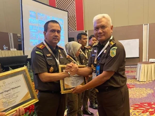 Kejari Jeneponto, Teuku Luftansya Adhyaksa saat menerima 5 pengargaan dari Kejati Sulsel di Sandeq C Ballroom, Hotel Claro Kota Makassar (Dk : Ist).