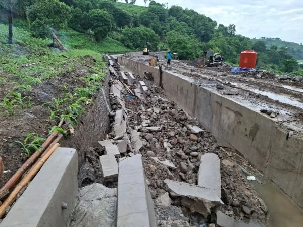 Proyek kontruksi saluran induk irigasi Kelara, Karelloe, Kecamatan Kelara, Kabupaten Jeneponto, Sulawesi Selatan, jebol (Dok : Ist).