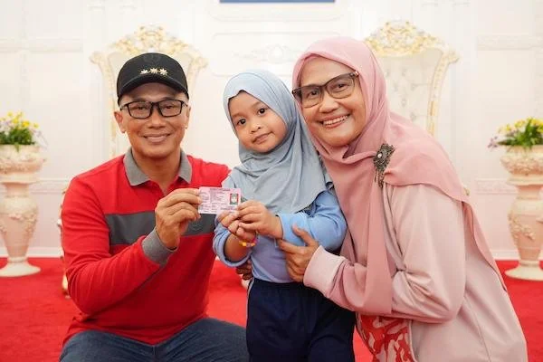 Pj Gubernur Sulsel, Prof Zudan Arif Fakrulloh bersama Pj Ketua PKK Sulsel, Ninuk Triyanti saat memberikan KIA di Rumah Jabatan Gubernur Sulsel (Dok: Ist)