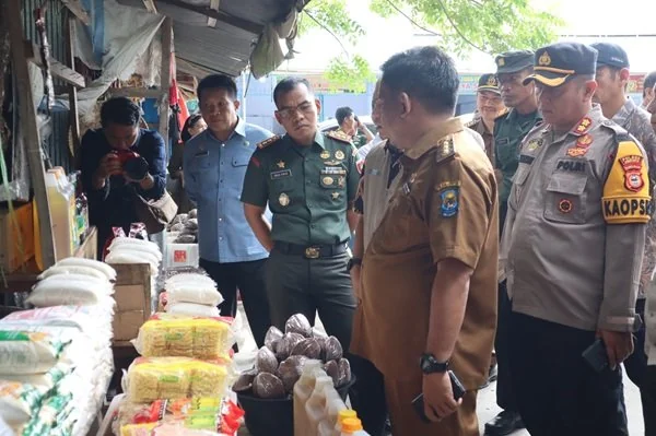 Penjabat Bupati Jeneponto Junaedi Bakri, memantau harga bahan pokok atau sembako di pasar sentral Karisa, Kamis (14/3).