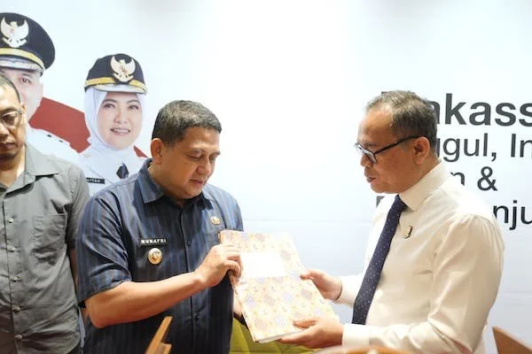 Kepala Kejaksaan Negeri Makassar, Nauli Rahim Siregar saat Menyerahkan aset Kendaraan, Kepada Wali Kota Makassar Munafik Arifudin, (Dok: Ist).