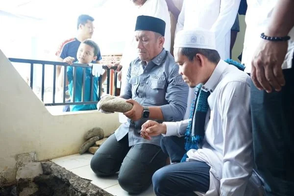 Peletakan batu pertama pembangunan masjid Al-Ma’un oleh Bupati Lutim (dok. Ist)