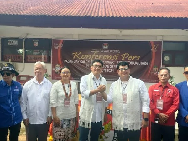 Pasangan calon Dedy Andre didampingi Istri Damayanti Batti dan beberapa Kader Partai Politik. (dokumentasi Jerni)