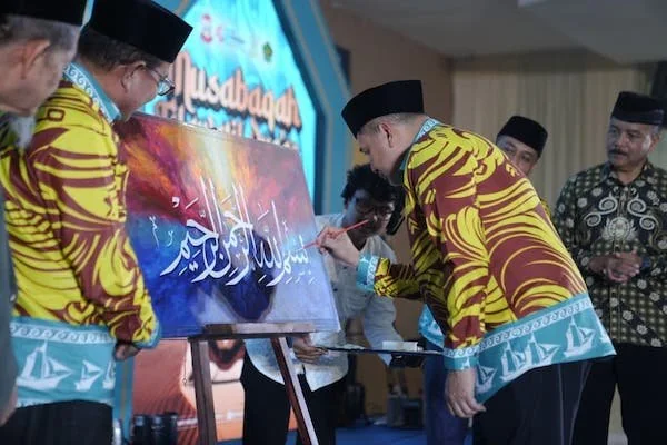 Wali Kota Makassar Munafri Arifuddin saat Membuka MTQ dengan Melukis diatas Kanvas, (Dok: Ist).