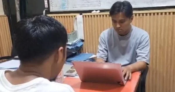 Petugas Satreskrim Polresta Gowa mengamankan seorang pria yang diduga terkait kasus aborsi (Dok: Ist)