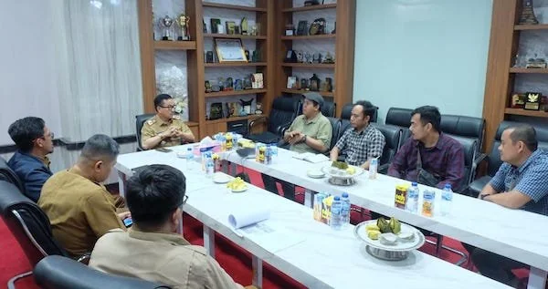 Sekprov Sulsel, Jufri Rahman bersama anggota Pewarta Foto Indonesia di Kantor Gubernur Sulsel (Dok: Ist)