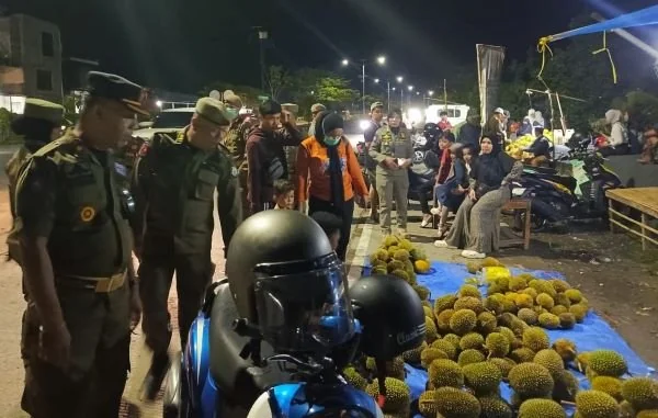 Satpol PP Sulbar saat melakukan patroli dan menghimbau para pedagang di dalam Kota Mamuju. (dok:ist)