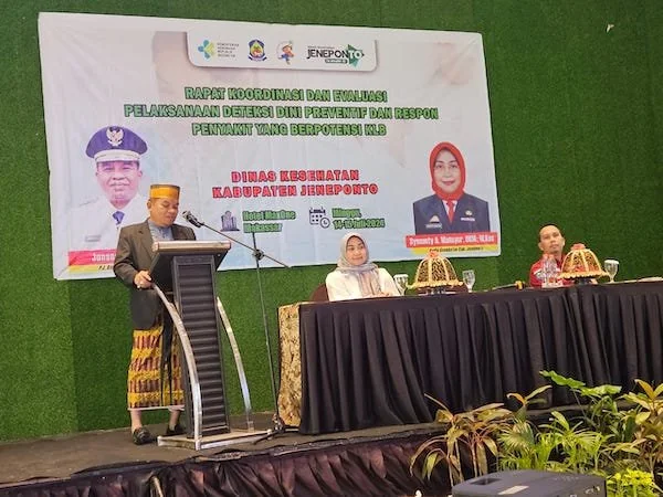 Pj Bupati Jeneponto, Junaedi Bakri saat membuka rapat koordinasi dan evaluasi pelaksanaan deteksi dini, preventif, dan respon penyakit yang berpotensi Kejadian Luar Biasa (KLB). (Ist).