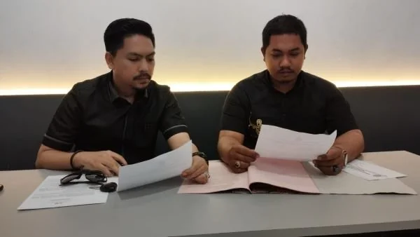 Kuasa Hukum Amrina,  Zul Afrianto bersama Wahyudi Raka Saputra saat ditemui awak media (Dok : Ullah KabarMakassar).