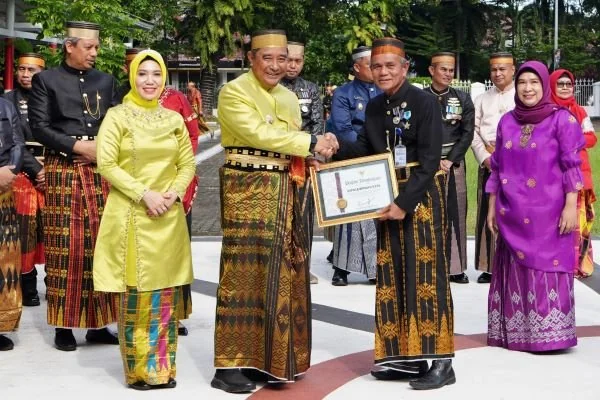 Pj Gubernur Sulsel, Bahtiar Baharuddin menyerahkan penghargaan saat Hari Pendidikan Nasional, Kamis (2/5).