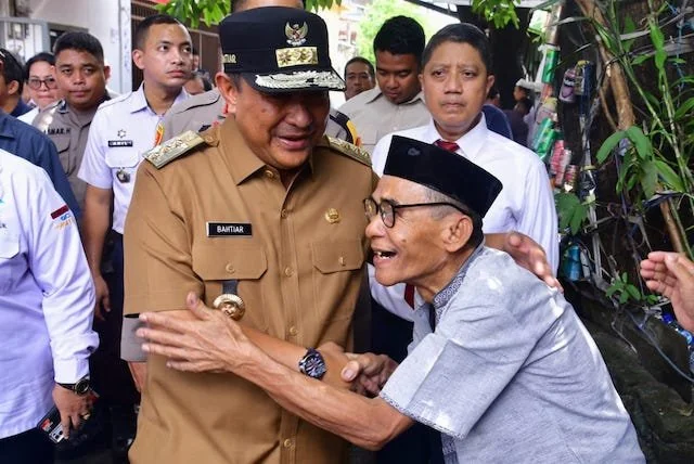 Pj Gubernur Sulsel. Bahtiar Baharuddin saat berkunjung ke rumah anggota KPPS yang meninggal di Makassar.