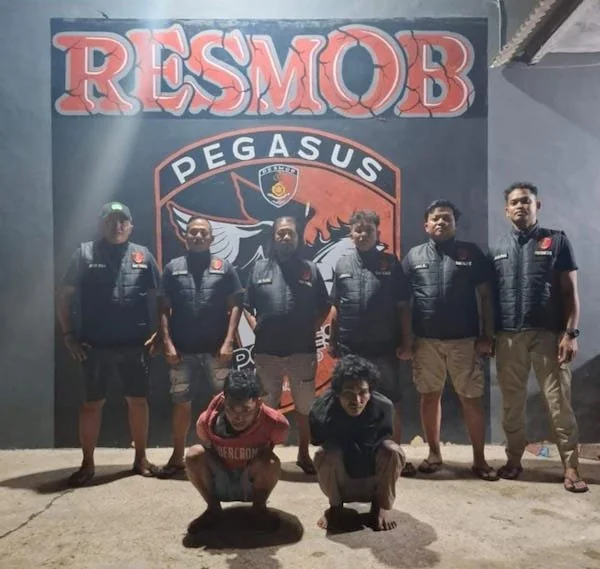 Dantim Pegasus Polres Jeneponto Aiptu Abd. Rasyad bersama anggota saat mengamankan Ardi (29) dan Budi Utomo (31) di Posko Resmob. (Ist).