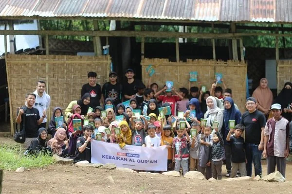 Menjelang Ramadhan, komunitas DariKita menggelar kegiatan Tebar Al-Qur'an, Minggu (10/3).