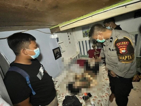 Personel Polres Majene saat mendatangi TKP dugaan bunuh diri di Lingkungan Lipu, Kecamatan Labuang Utara(dok:ist)
