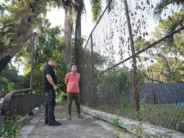 Wali Kota Makassar Munafri Arifuddin (Kaos hitam), Ketua KONI Makassar Ismail saat meninjau Fasilitas Olahraga di Kecamatan Tallo, (Dok: Ist).
