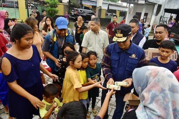 Pj Gubernur Sulsel, Prof Zudan Arif Fakrulloh bersama pengungsi banjir (Dok: Ist)