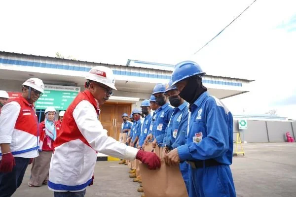 Komisaris Pertamina Patra Niaga, Muhammad Yusni serta Anwar melakukan inspeksi langsung ke sarana dan prasarana Pertamina Patra Niaga Regional Sulawesi (Dok : Ist).