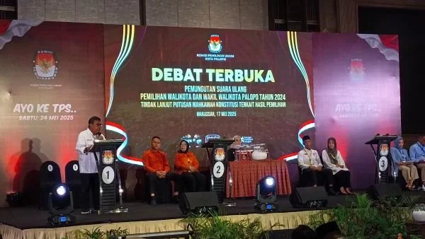 Calon Wakil Wali Kota Palopo nomor urut 01, Haidir Basir saat menanggapi Jawaban Paslon 03 (Dok Sinta KabarMakassar)