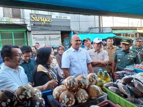 Komisioner KPPU-RI, Hilman Pujana bersama dengan Stakeholder terkait melakukan inspeksi pasar tradisional terkait harga kebutuhan pokok jelang Hari Raya Idul Adha, di Pasar Terong, Makassar.