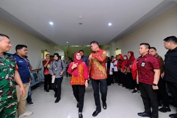 upati Gowa, Adnan Purichta Ichsan mengajak Bupati Gowa Terpilih Sitti Husniah Talenrang mengunjungi RS Pratama dan Lembaga Pendidikan Mahasantri (Dok : Ist).