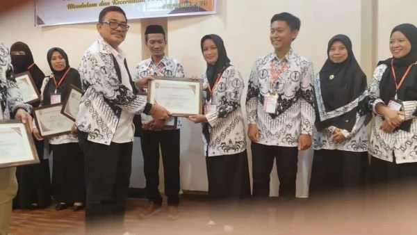 Penyerahan penghargaan kepada 3 guru Sidrap yang berprestasi (dok. Ist)