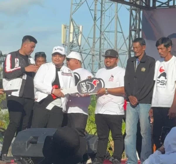 Ketua DPW PSI Sulsel, Muammar Ferirae Gandi Rusdi saat Menyerahkan Ambulance untuk Masyarakat Pinrang (Dok: Ist).