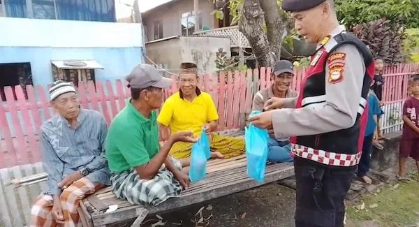 Kasat Samapta Polres Jeneponto, AKP Yasiruddin bersama personilnya saat membagikan takjil gratis kepada warga. (Foto/ist).