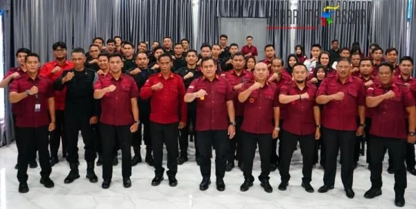Kakanwil Kemenkumham Sulsel, Taufiqurrakhman saat memberikan arahan pada pegawai Rutan Masamba di Aula Rutan (Dok : Ist).
