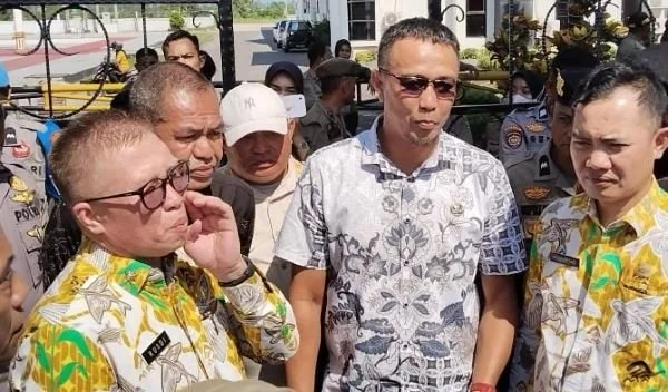 Kepala Bapenda Takalar, Rusdi Gassing saat menemui massa aksi di depan Kantor Bupati Takalar (Saleh KabarMakassar).