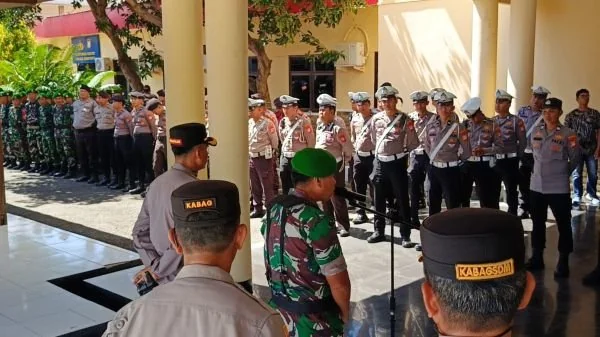 Ratusan personel gabungan TNI dan Polri saat menggelar apel siaga di kantor Mapolres Jeneponto (Dok : Ist).