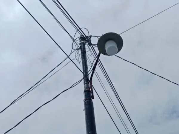 Sejumlah lampu penerangan jalan yang diberikan Pemdes Borongtala kepada warganya (Dok : Ist).
