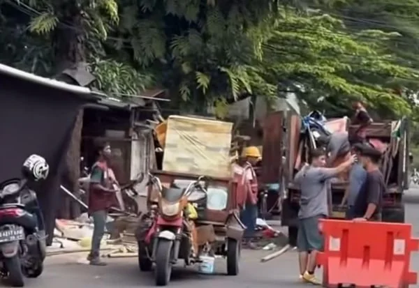 PKL di Mariso Bongkar Lapak secara Mandiri (Dok: Ist).