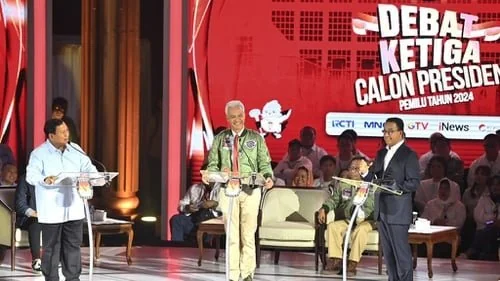 Calon presiden Anies Baswedan, Prabowo Subianto dan Ganjar Pranowo saat debat ketiga, Minggu (7/1)