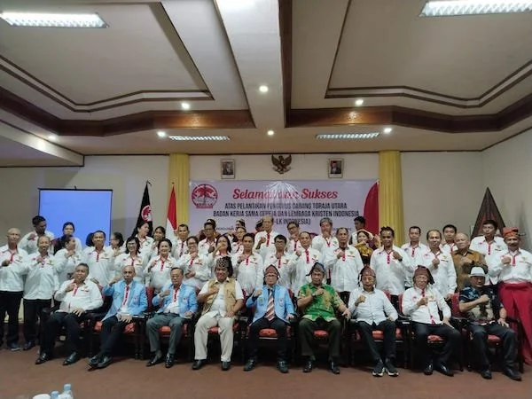 Foto bersama Ketua Umum PMTI dan Sekjen PMTI bersama Pengurus DPP usai Pelantikan pengurus DPC Torut. (Foto : Dok. Jerni Bening KabarMakassar).