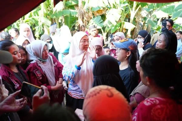 Ketua TP PKK Kota Makassar, Melinda Aksa, saat Melakukan Penguatan Kepada Penyintas Korban Kebakaran (Dok: Ist).