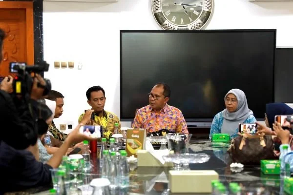 Wali Kota Makassar, Danny Pomanto saat konferensi pers yang digelar di kediamannya, Jl Amirullah.