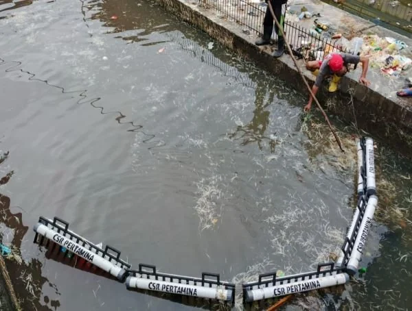 Pemasangan trash barrier di aliran Sungai Pasar Lakessi (Dok : ist).