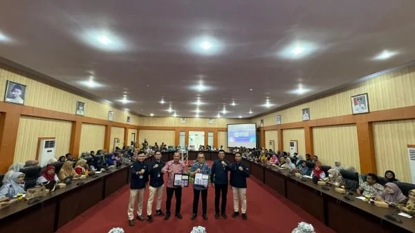Sekretaris Daerah Kabupaten Bantaeng, H. Abdul Wahab bersama Asisten Direktur Tim Implementasi PUR Bank Indonesia, Ayub Pelita Hati saat menggelar Program Non Stop Education (NSE). (Ist).