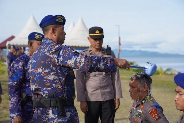 Penyiraman bunga kepada para personel yang telah menyelesaikan tradisi pembaretan(dok:ist)